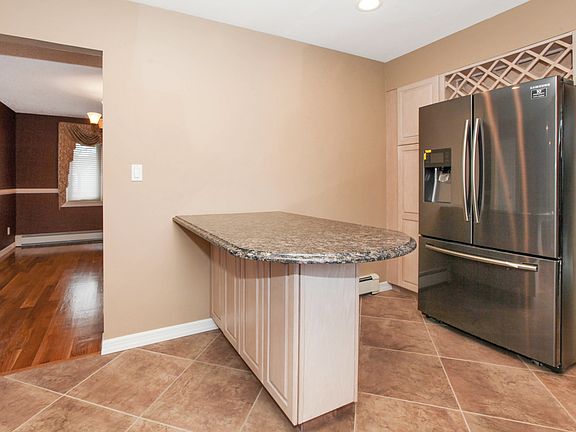 5th image of 3705 Greentree Dr