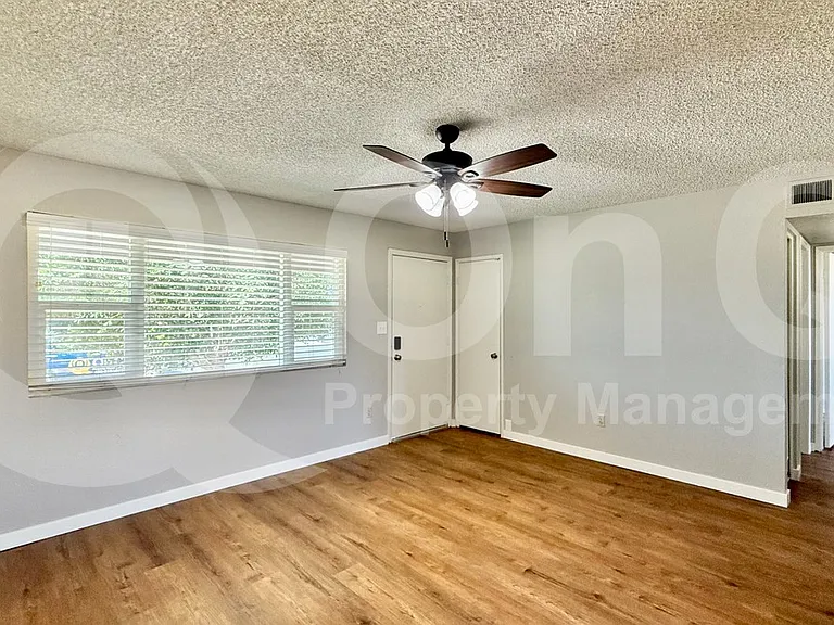 1040 W Yale Dr — Photo 6