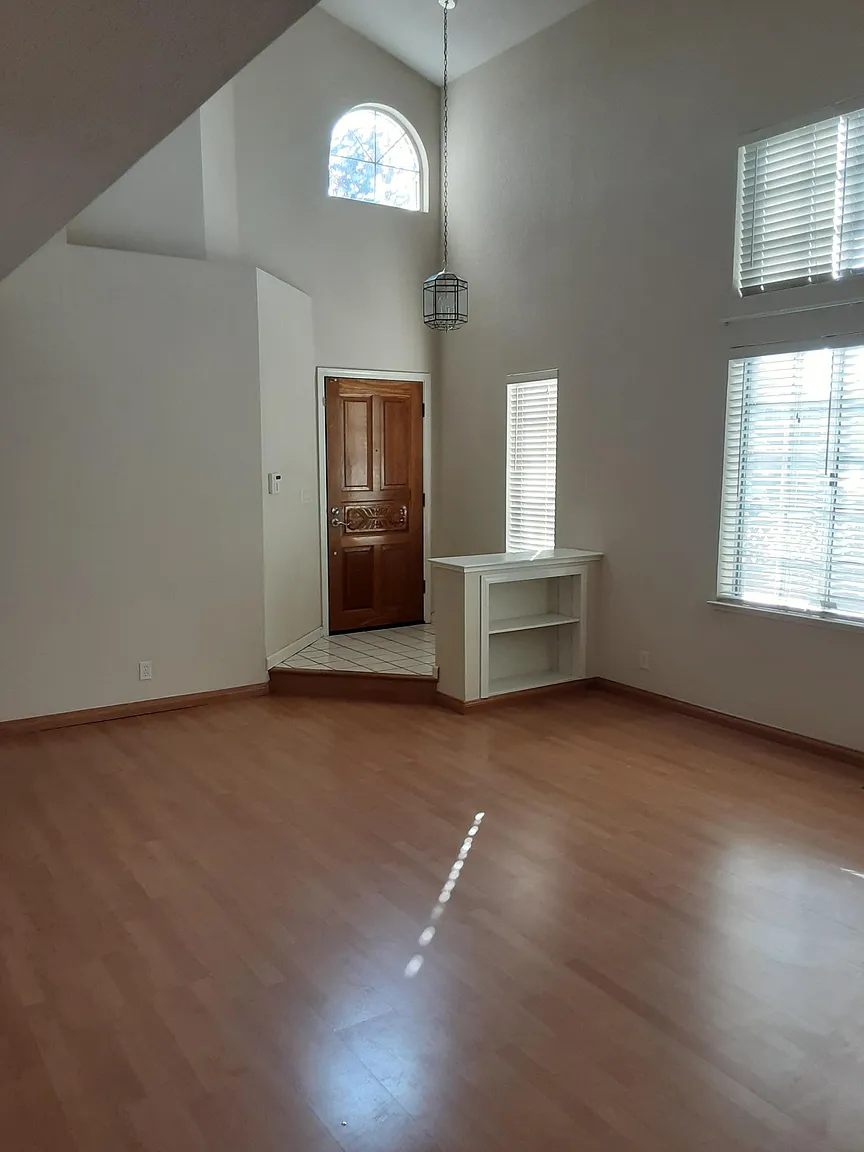 1062 Bellflower St photo 1