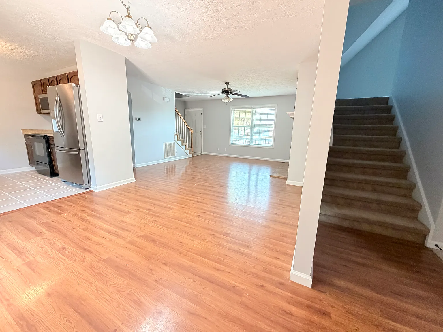 3 bed, 2.5 bath, 1900 sqft, $1,950 — Photo 4