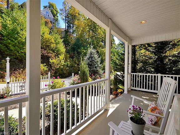 3rd image of 284 Carriage Summitt Way