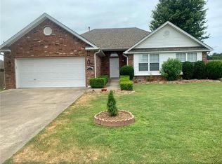 2961 N Bluegrass Pl, Fayetteville, AR 72704