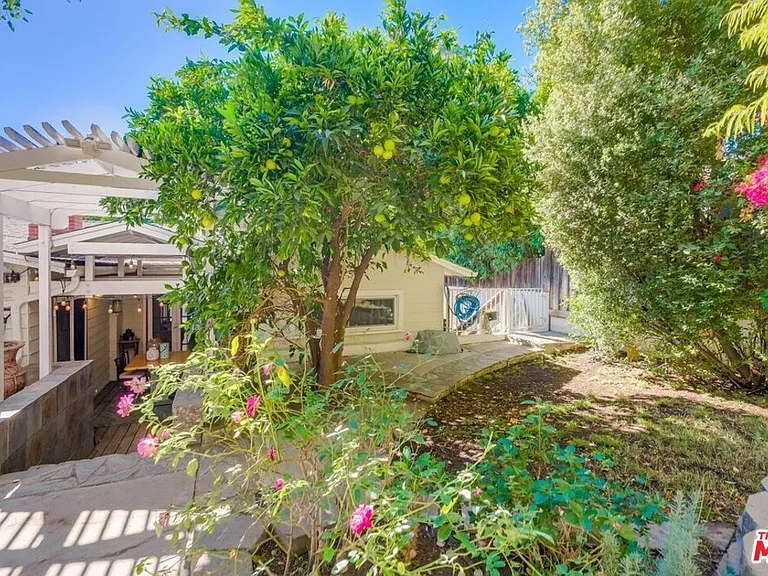 21447 Providencia St — Photo 72