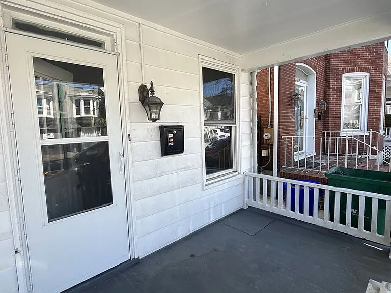 236 E King St — Photo 2