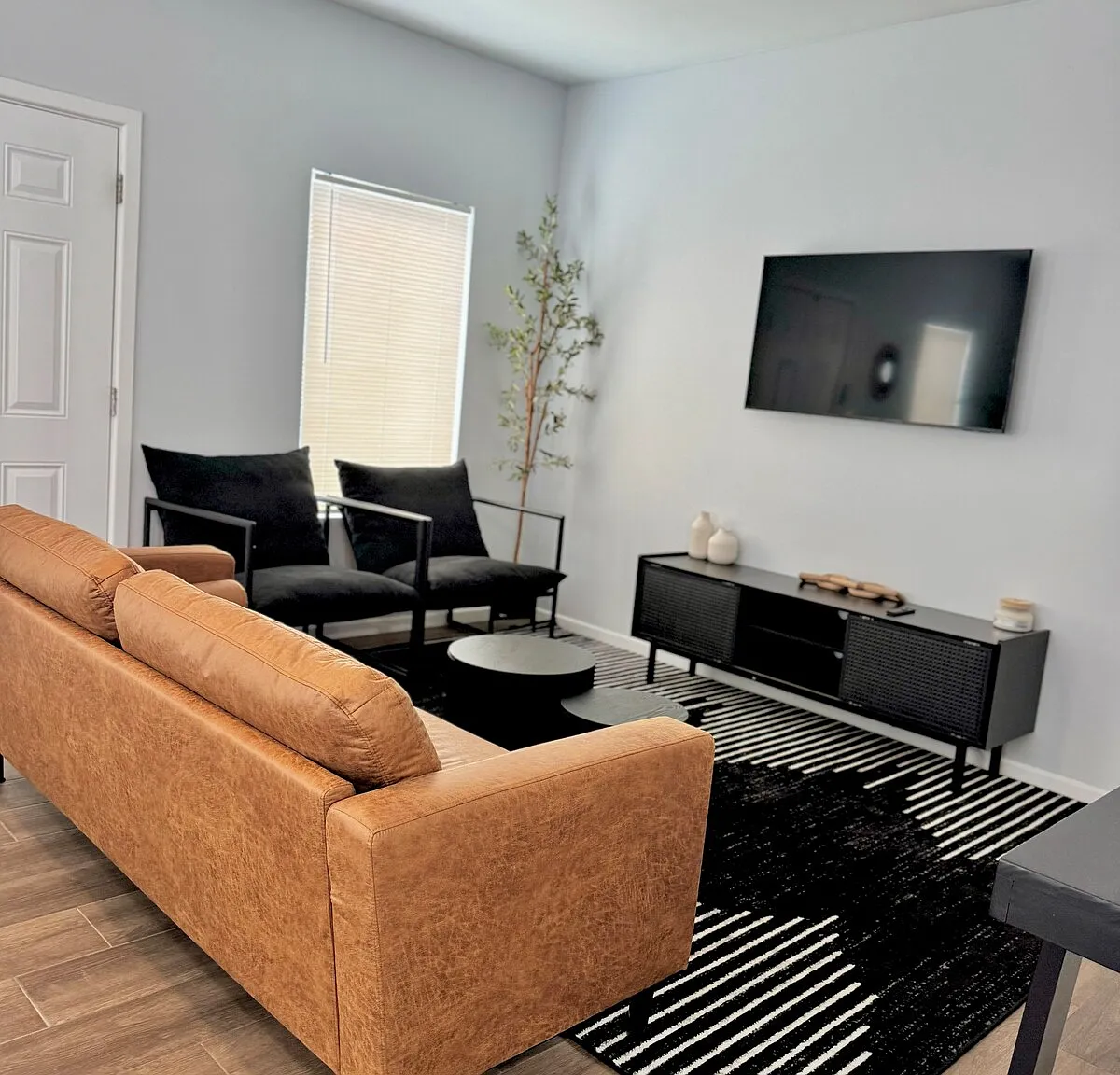 1 bed, 900 sqft, $1,700 — Photo 2