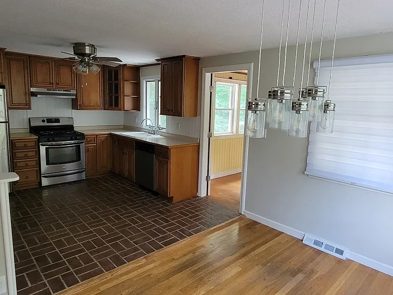 31 Barton Rd — Photo 4