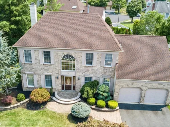26 Eleanor Dr, Kendall Park, NJ 08824