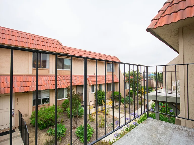 637 Beverly Pl — Photo 11
