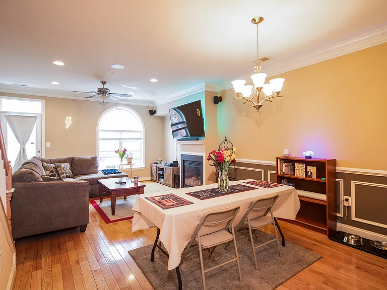 1718 Mount Pleasant Ave — Photo 3