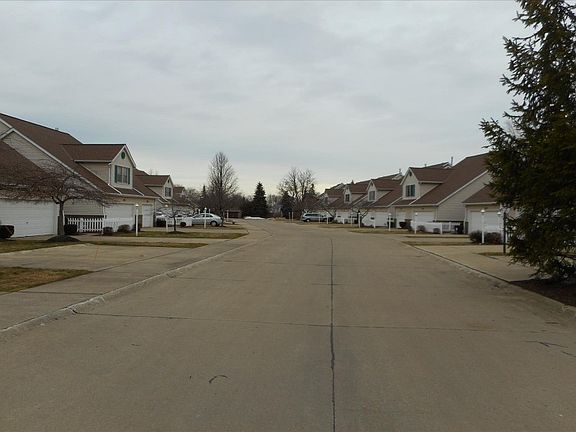 4th image of 4870 Hawthorn Ln #31
