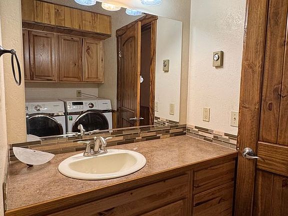5th image of 253 Main St W #1