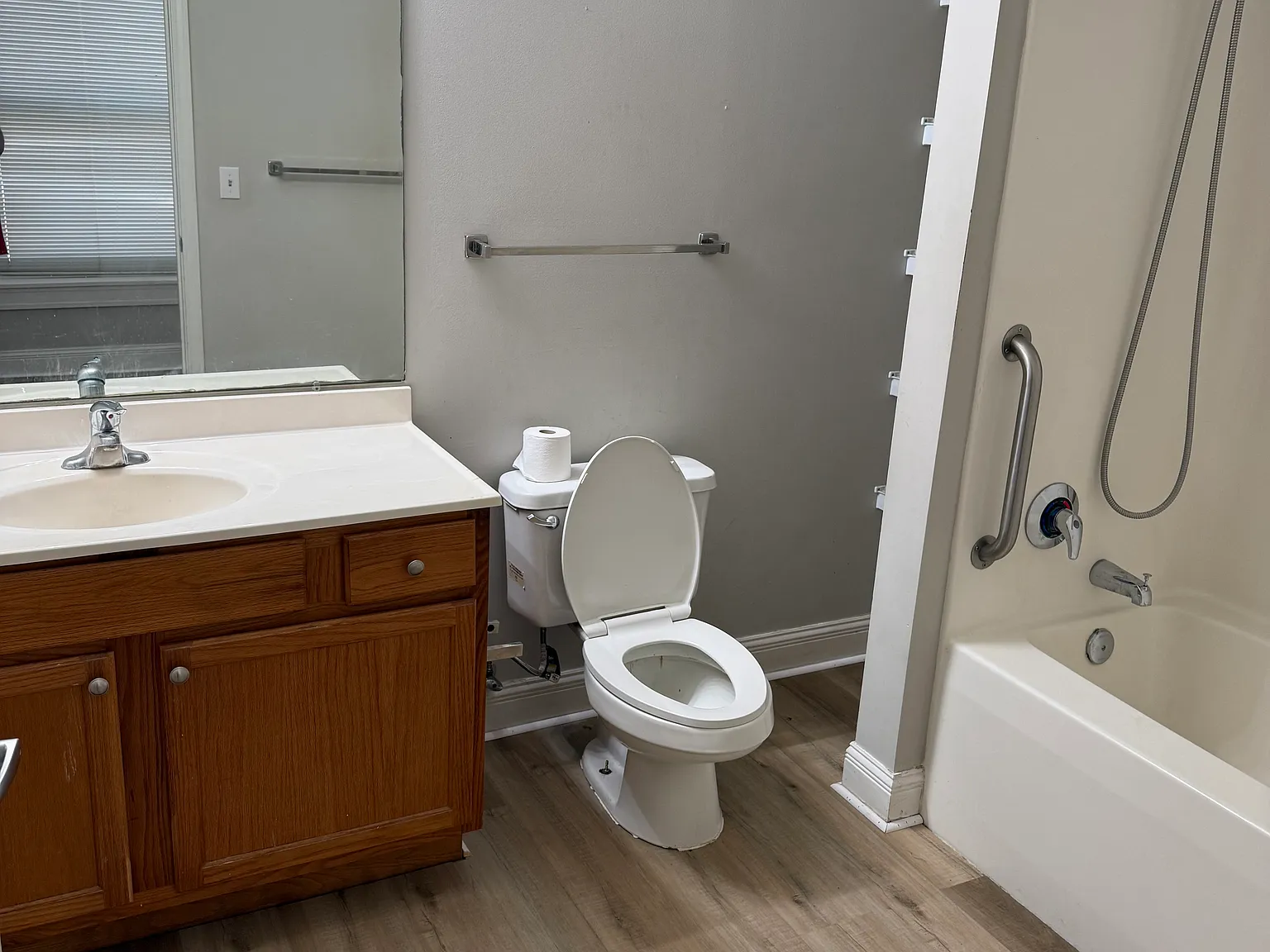 Drake Hotel Apartments — Photo 4
