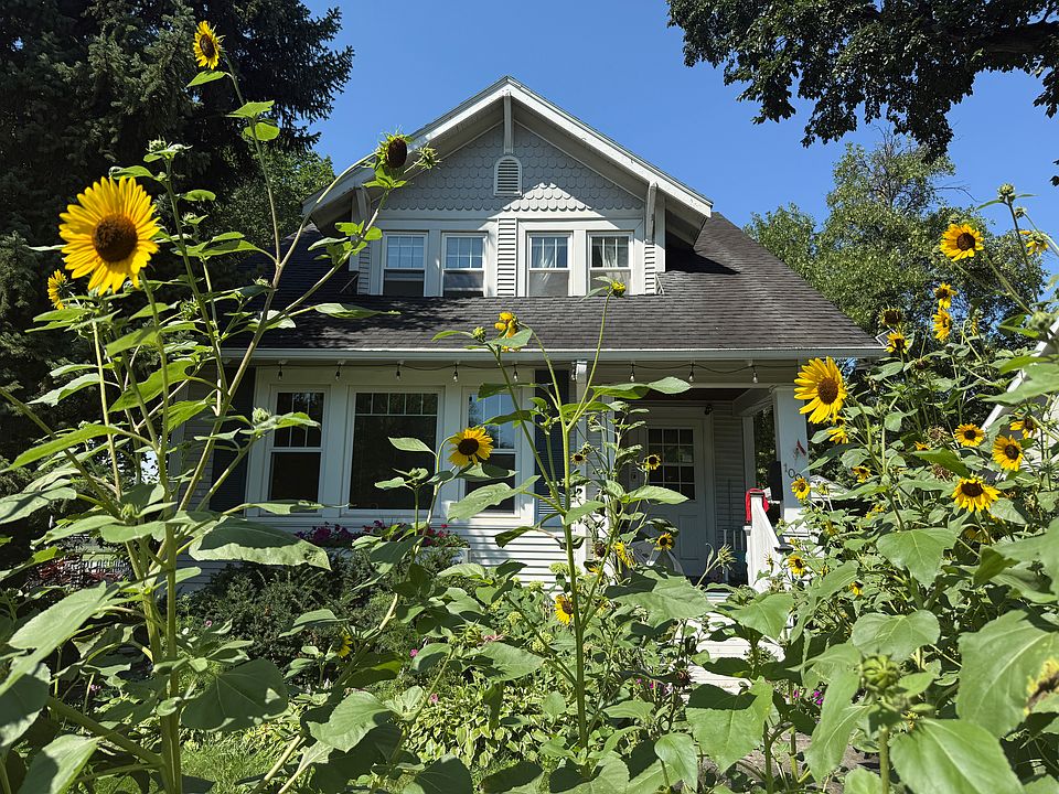 Adorable bungalow and enchanted garden
