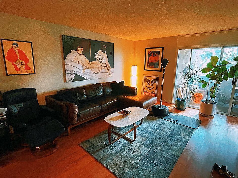 Previous tenant's furnishings shown for illustrative purposes only. Apartment is rented unfurnished.