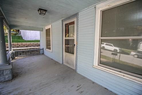 3rd image of 606 E Joy St