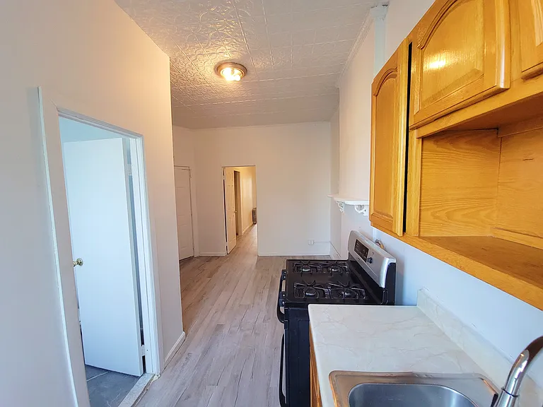 557 Wilson Ave #3L — Photo 4
