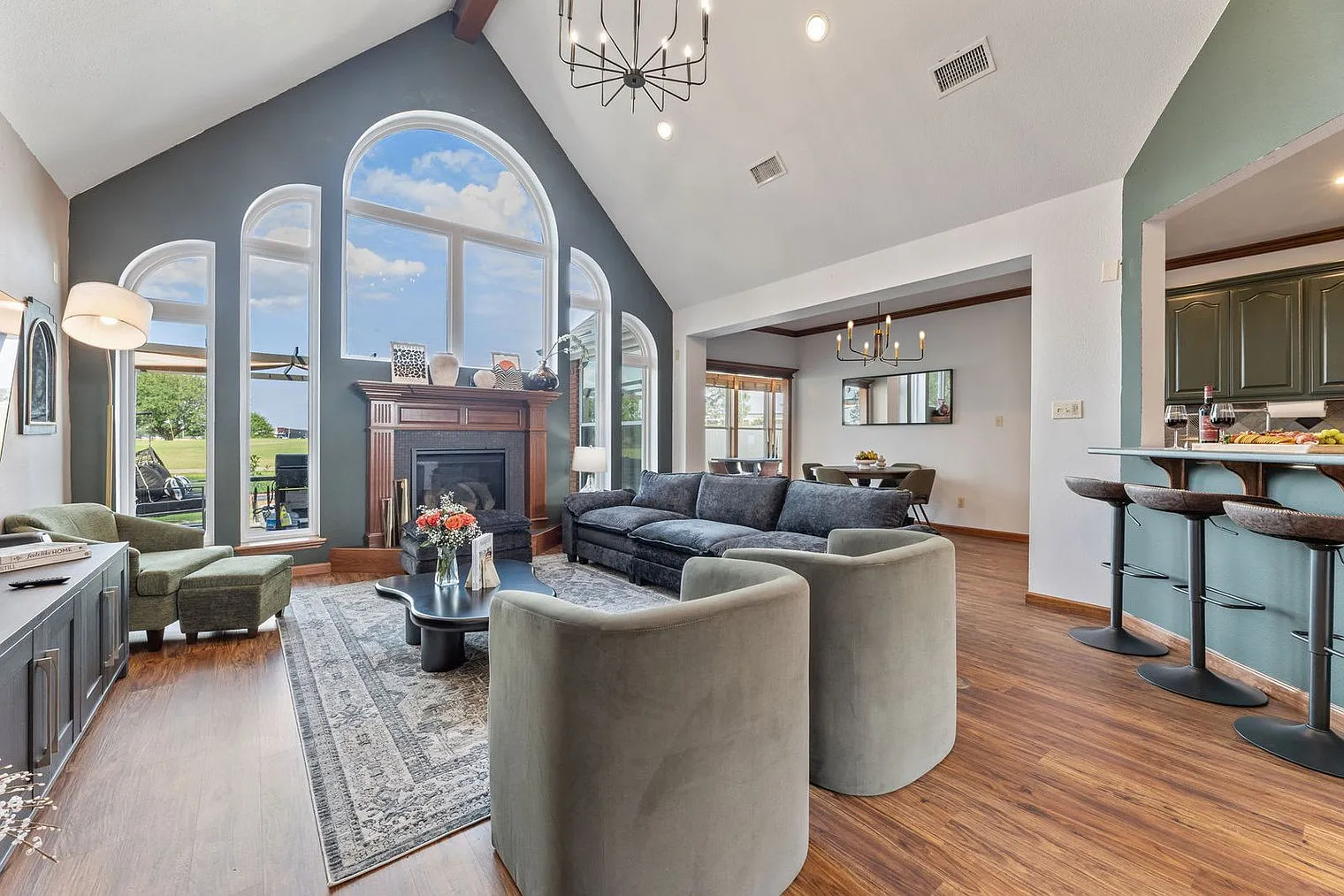 5 bed, 2.0 bath, 2389 sqft, $13,741 — Photo 2