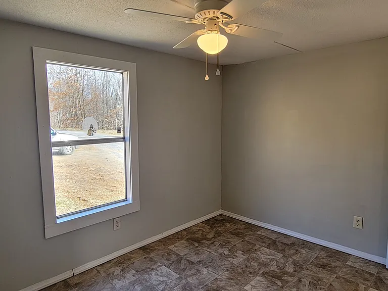 115 Linden Ln — Photo 14