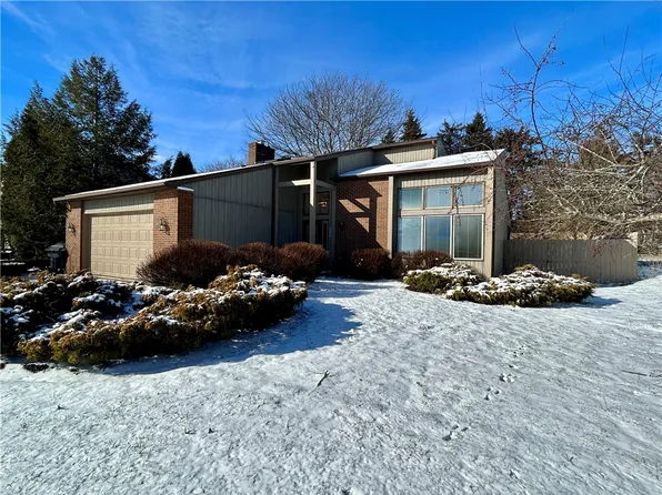 4918 King Arthur Dr, Erie, PA 16506