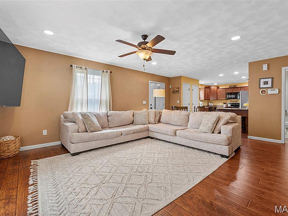 5th image of 904 Prospect St