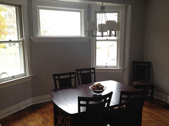 Bright dining rm w/ bay wndw