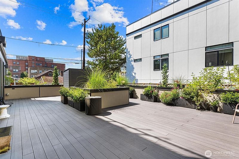 3rd image of 305 17th Avenue E