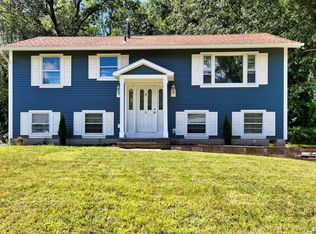 19 Manchester Dr, Halfmoon, NY 12065