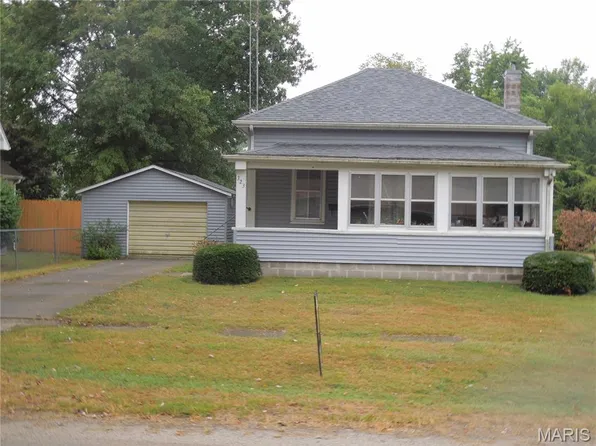 323 N Maple St, Nokomis, IL 62075