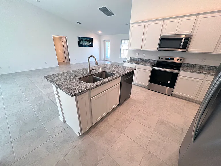 1510 SW 13th Ter — Photo 13