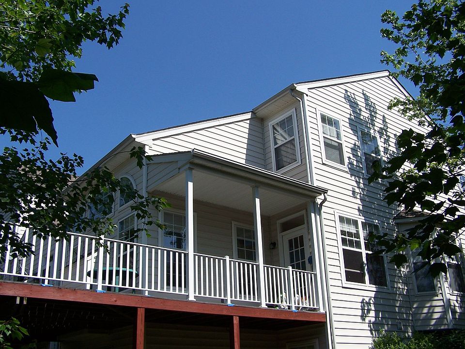 Side view with wrap around deck