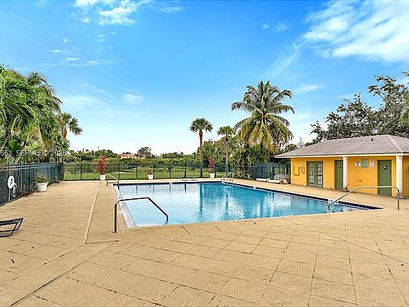 3rd image of 1727 Meadows Cir W #1727