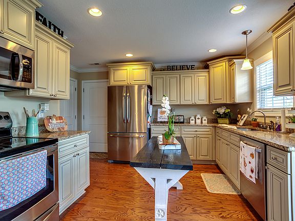 3rd image of 647 Evelyn Dr #2