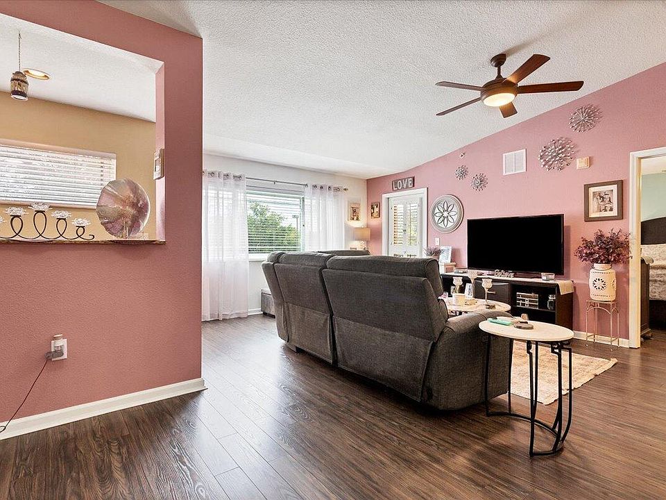 1st image of 211 SW Palm Dr APT 207