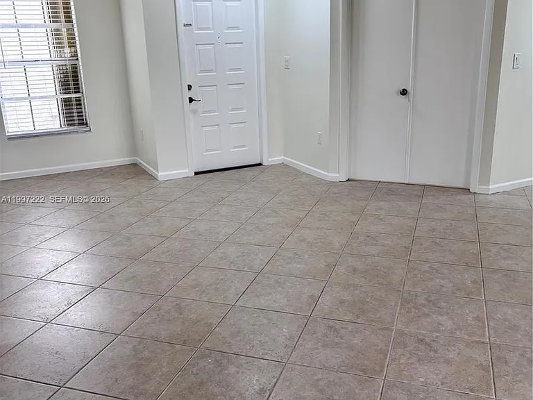 821 W Beckley Sq — Photo 6