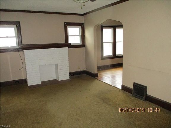 3rd image of 213 Erie St
