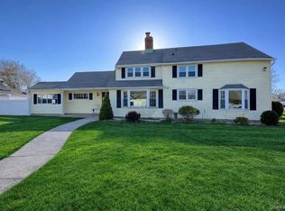 48 Link Ln, Hicksville, NY 11801