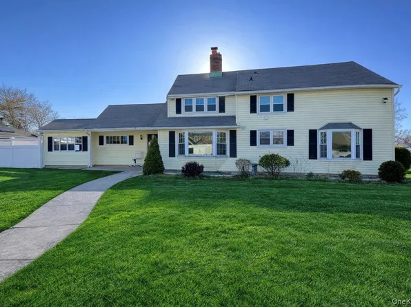 48 Link Ln, Hicksville, NY 11801