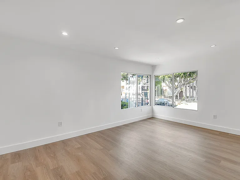 921 N Gardner St — Photo 7