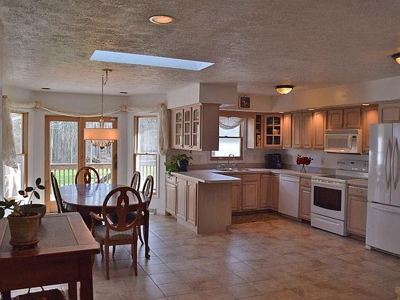 5th image of 28380 Evergreen Dr