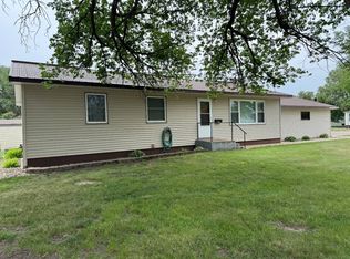 904 E 6th Ave, Redfield, SD 57469