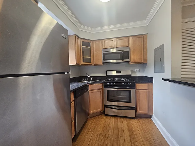 5454 Everett — Photo 22