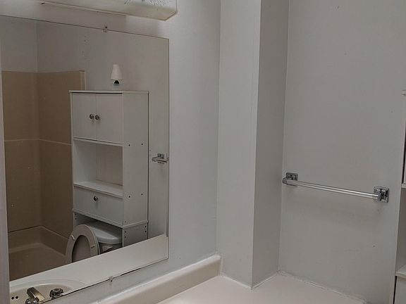 3rd image of 5537 Hudson Dr #B