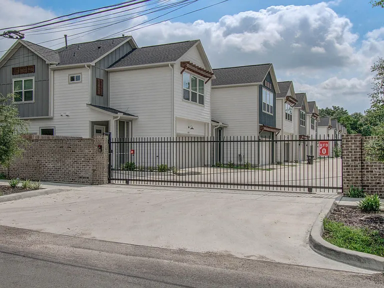 970 Highland Sound Ln — Photo 33