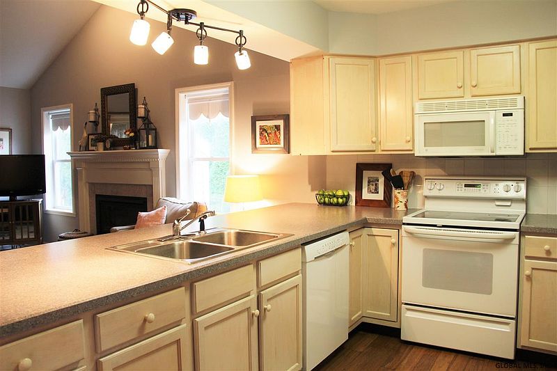 3rd image of 7 SUNDANCE Drive