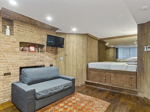 3rd image of 102 Bedford St #1