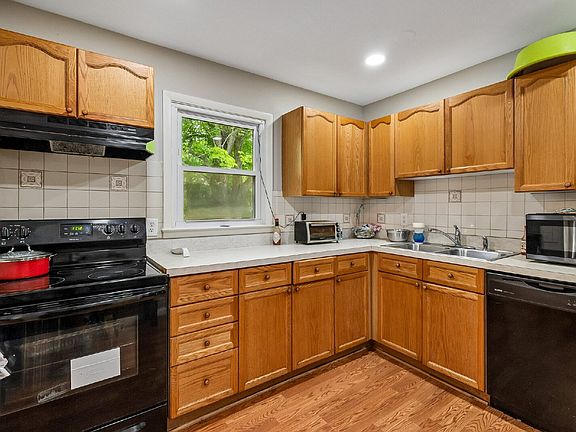 5th image of 13911 Mapledale Ave