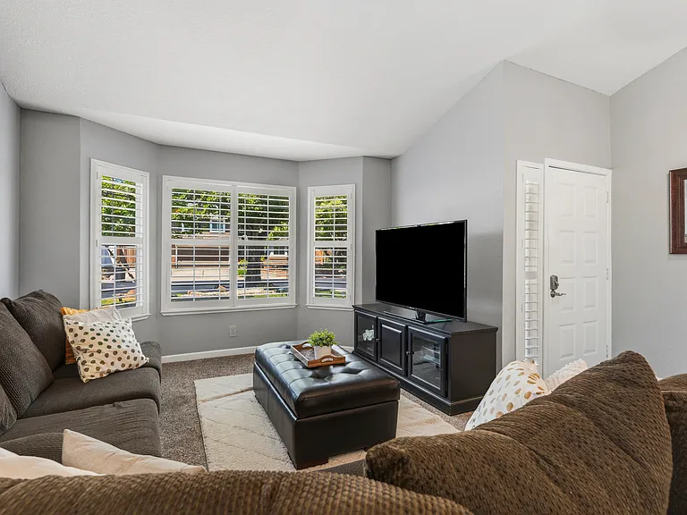 1206 Constitution Ct — Photo 2