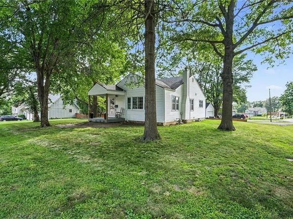 909 Pawnee Dr, Paola, KS 66071