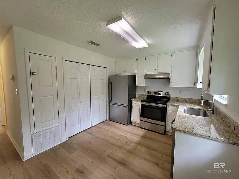 311 W Peachtree Ave — Photo 3