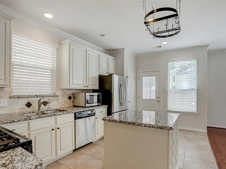 10046 Hillside Bayou Dr — Photo 9